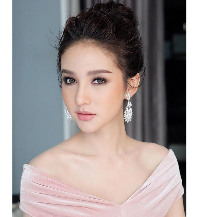 Về thói quen ăn uống, phụ nữ Thái Lan thường ăn nhiều rau, củ, quả, cho thêm thảo mộc khi chế biến đồ ăn. Họ có xu hướng ăn nhiều hải sản nhiều hơn thịt nên có làn da đẹp, trẻ lâu.