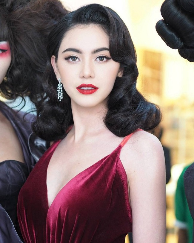 Phụ nữ Thái Lan thường lọc lấy phần thịt của quả me chín, sau đó trộn cùng mật ong và sữa chua không đường để tẩy tế bào chết. Xông hơi như vậy làm giãn nở lỗ chân lông giúp "quét" sạch bụi bẩn.