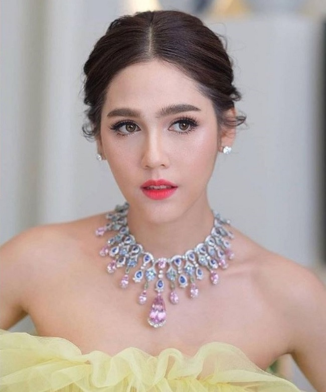 Chưa hết, họ còn thích dùng dầu dừa để dưỡng ẩm da toàn thân. Dầu dừa dùng để dưỡng tóc cũng rất hiệu quả.