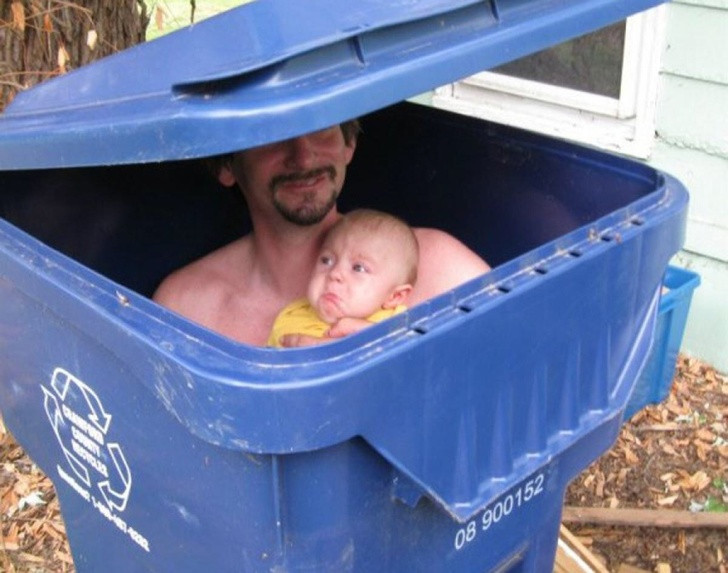 Thùng rác cũng biến thành "khu vui chơi" của hai bố con.