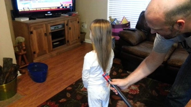 Bố dùng máy hút bụi để buộc tóc cho con gái. Ảnh: BS.