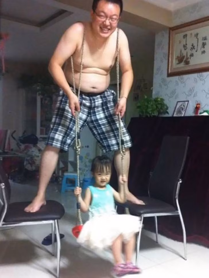 Ông bố sáng tạo chiếc võng đu mới cho con gái chơi.