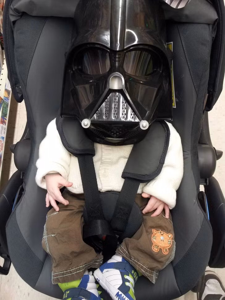 Bố trang bị mặt nạ khí cho con khi ra ngoài chơi.