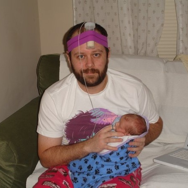 Không cần mẹ, bố vẫn cho con bú sữa ngon lành.