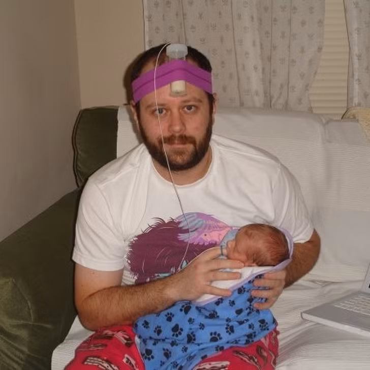 Không cần mẹ, bố vẫn cho con bú sữa ngon lành.