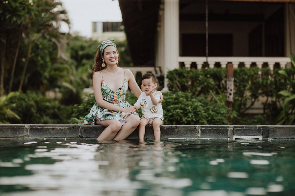 Phan Hoàng Thu mặc váy sexy bên con trai. Ảnh: FBNV.