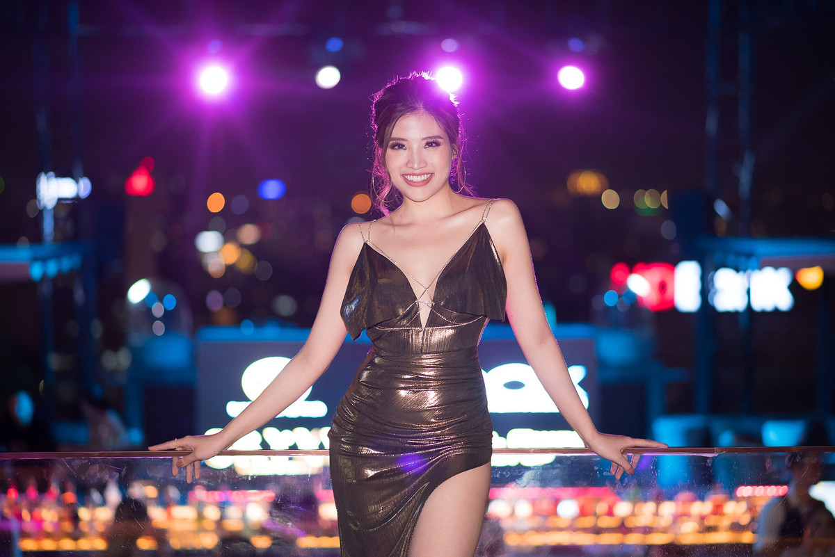 Cô tự tin tỏa sáng với chiếc váy dạ hội có những đường cắt xẻ táo bạo.