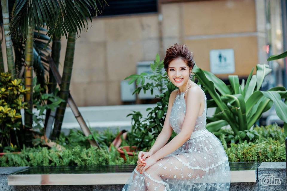 Phan Hoàng Thu trông dịu dàng và nữ tính với chiếc váy xuyên thấu.