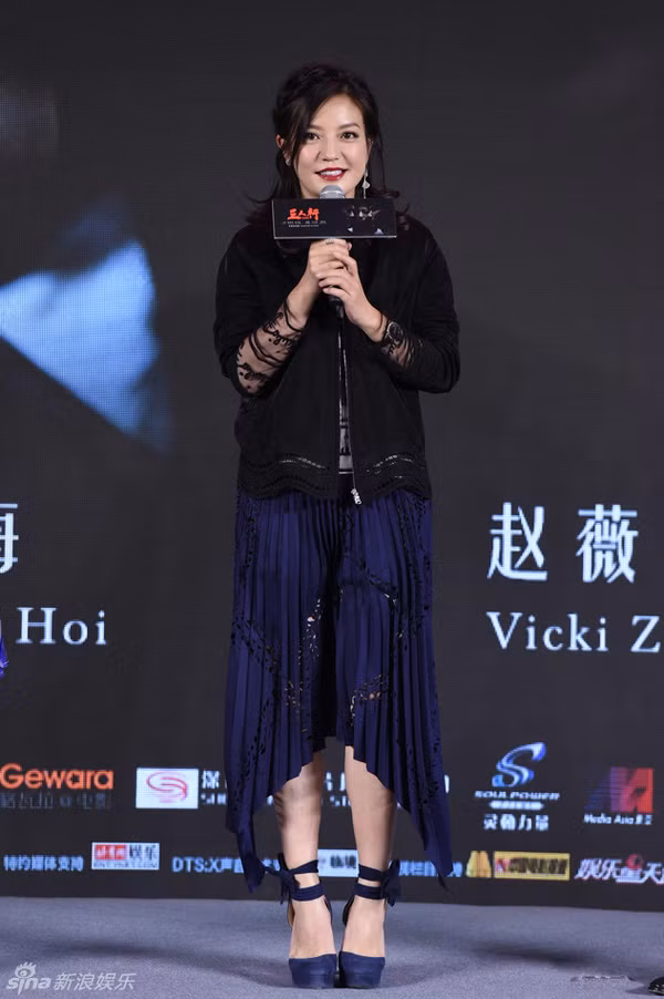 Không ít lần, Triệu Vy chọn cho mình phong cách chững chạc, già dặn hơn rất nhiều so với tuổi thật của mình.