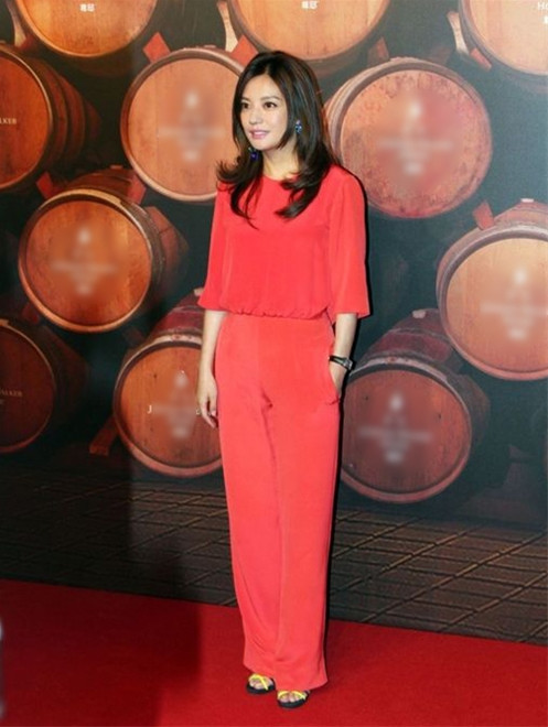 Trang phục bùng nhùng của Triệu Vy khiến cô thật kém nổi bật bên dàn mỹ nhân khác.