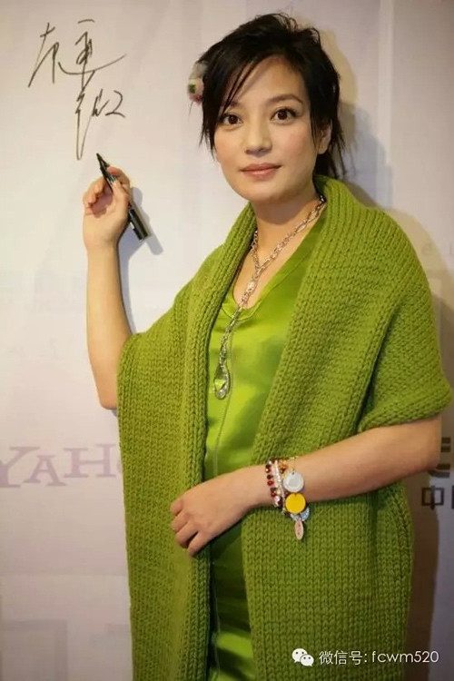 Với bộ cánh nõn chuối này, người đẹp trông chẳng khác gì một quý bà trung tuổi.