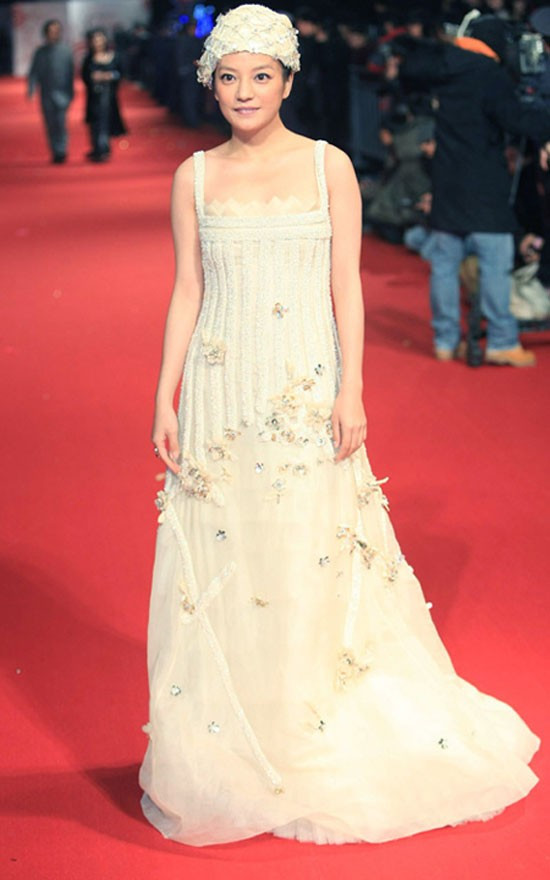 Chiếc đầm trắng không eo, chiếc mũ như mũ bơi và thiếu điểm nhấn là những điểm trừ của bộ trang phục này.