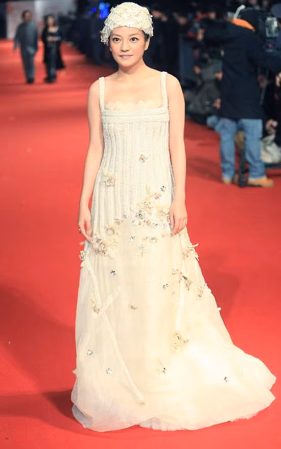 Chiếc đầm trắng không eo, chiếc mũ như mũ bơi và thiếu điểm nhấn là những điểm trừ của bộ trang phục này.