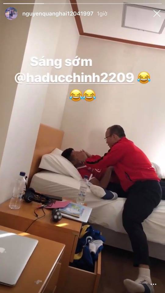 Khi đội tuyển Việt Nam sang Hàn Quốc để tập huấn cho mùa giải AFF, Quang Hải và Hà Đức Chinh cùng khoe hình ảnh được HLV Park Hang-seo tự tay đắp mặt nạ cho vào sáng sớm khiến người hâm mộ vô cùng thích thú.