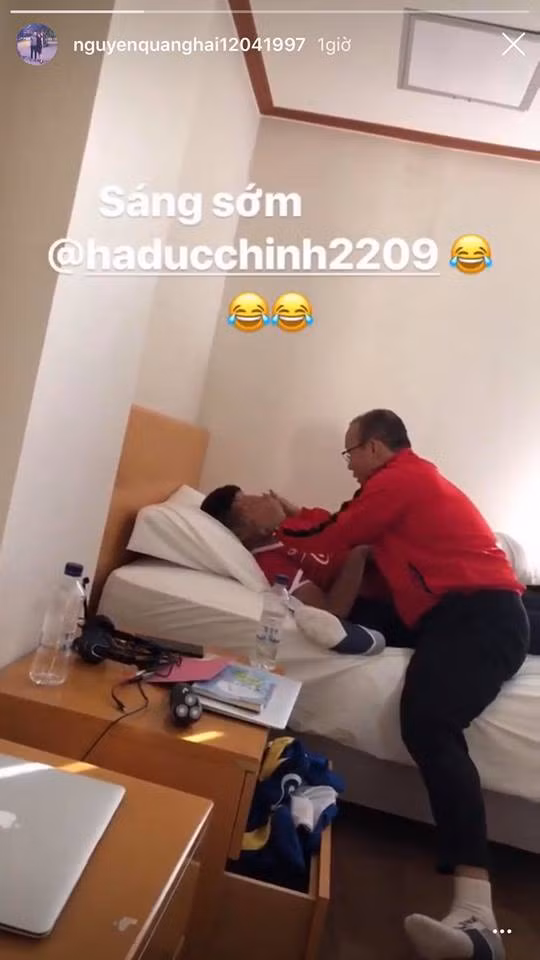 Khi đội tuyển Việt Nam sang Hàn Quốc để tập huấn cho mùa giải AFF, Quang Hải và Hà Đức Chinh cùng khoe hình ảnh được HLV Park Hang-seo tự tay đắp mặt nạ cho vào sáng sớm khiến người hâm mộ vô cùng thích thú.