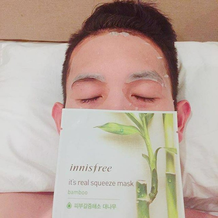 Anh còn đăng ảnh giới thiệu loại mặt nạ thường xuyên sử dụng.