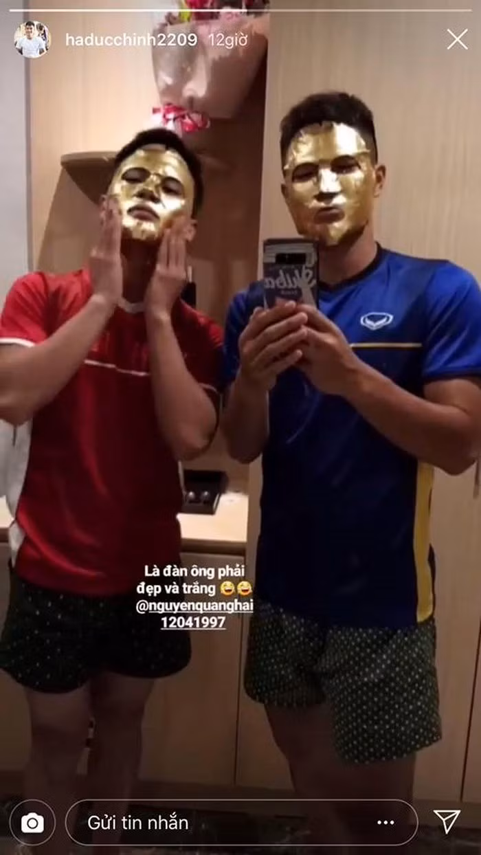 Mới đây, trước trận mở màn AFF Cup, Hà Đức Chinh và Quang Hải tung ảnh hài hước tranh thủ đắp mặt nạ vàng vì lý do "là đàn ông phải đẹp và trắng".