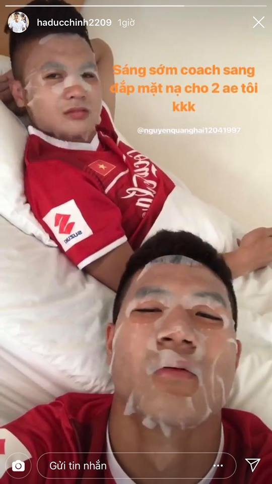 Trong lúc tập huấn ở Hàn Quốc, Hà Đức Chinh cũng khoe ảnh đắp mặt nạ dưỡng da đều đặn.