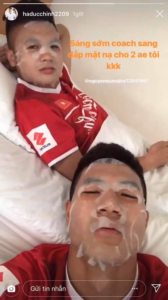 Trong lúc tập huấn ở Hàn Quốc, Hà Đức Chinh cũng khoe ảnh đắp mặt nạ dưỡng da đều đặn.