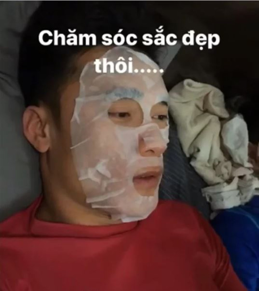 Thủ môn Bùi Tiến Dũng và đồng đội cũng rủ nhau đắp mặt nạ thư giãn, dưỡng da.