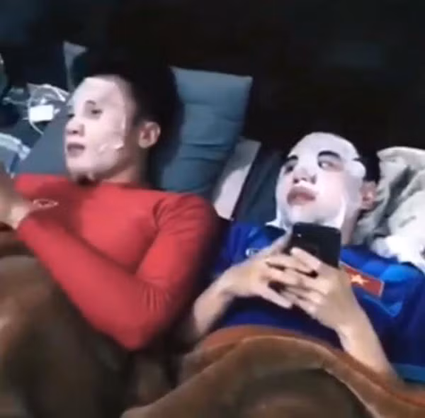 Các cầu thủ U23 Việt Nam khá chịu khó chăm sóc nhan sắc. Ảnh: Internet.