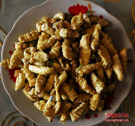 Sau đó, đổ tằm đã rang vào, trộn đều, cho thêm chút mỡ nước đảo cho cả tằm và thịt cùng khô, tỏa mùi thơm thì bắc ra. Sau đó rắc một ít lá chanh thái chỉ vào chảo tằm rang vừa bắc xuống. Số lá chanh còn lại được rắc lên trên đĩa tằm rang cho đẹp mắt.