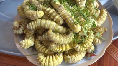 Thoạt nhìn tằm sắn sẽ gây ra cảm giác “kinh sợ” vì chẳng khác gì một loài sâu khổng lồ nhưng khi được thưởng thức, thực khách sẽ thấy đây là một món vừa ăn sạch vừa bổ dưỡng.