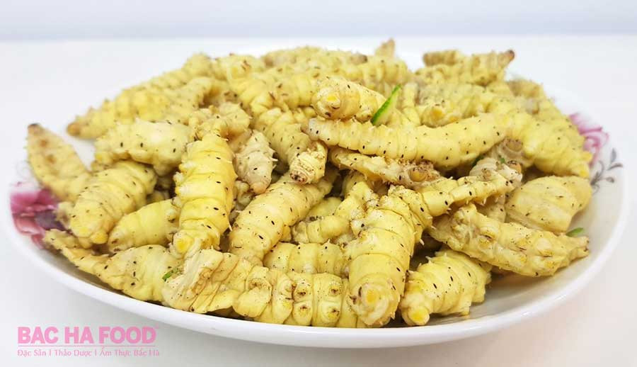 Để tăng dinh dưỡng cho món ăn, chuẩn bị thêm thịt nạc vai thái con chì, nhỏ bằng con tằm, cho vào chảo, đảo kỹ. Mỡ trong thịt tiết ra hết, thịt khô lại, cháy cạnh, vàng đều là được.