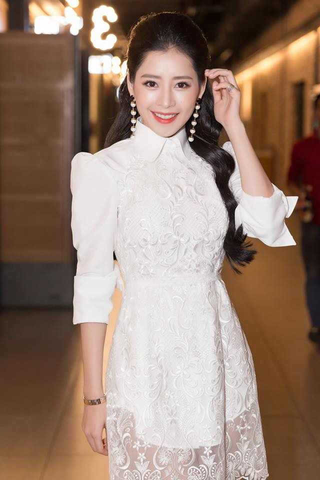 Phong cách tạo dáng của Chi Pu cũng ngày một quyến rũ và đằm thắm hơn.