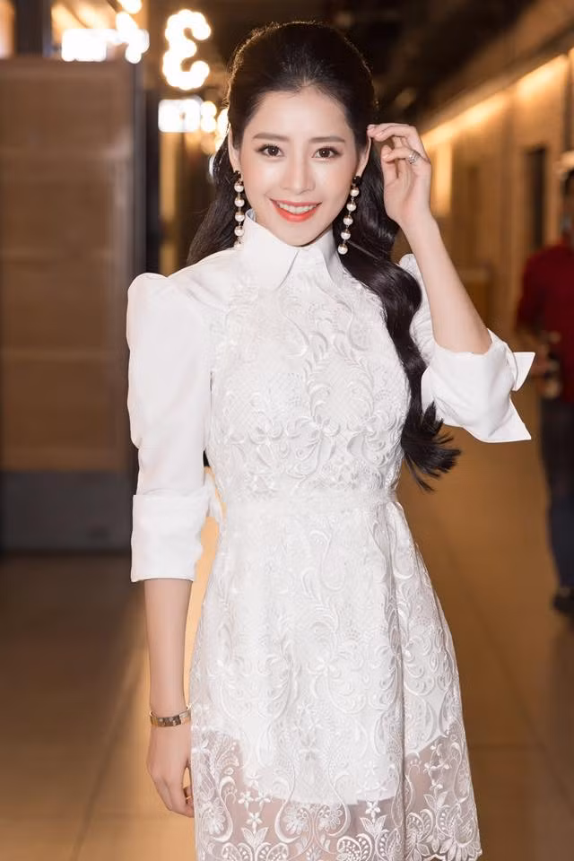 Phong cách tạo dáng của Chi Pu cũng ngày một quyến rũ và đằm thắm hơn.