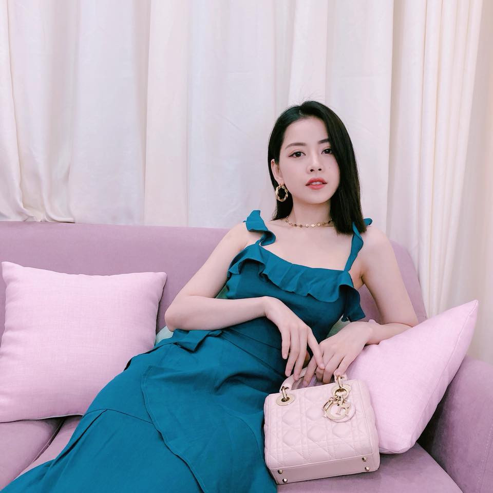 Kiểu váy xanh bánh bèo khá hợp với vóc dáng Chi Pu.