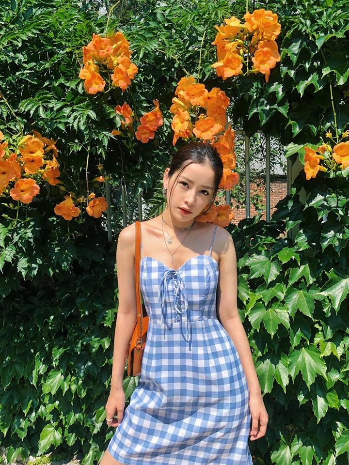 Nhìn gu thời trang trên sân khấu lẫn đời thường của Chi Pu, người hâm mộ không khỏi ngạc nhiên khi thấy nữ ca sĩ rất chăm diện váy.