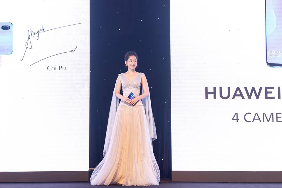 Các kiểu váy nữ tính, dịu dàng được nữ ca sĩ sinh năm 1993 khai thác triệt để.