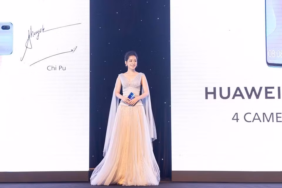 Các kiểu váy nữ tính, dịu dàng được nữ ca sĩ sinh năm 1993 khai thác triệt để.