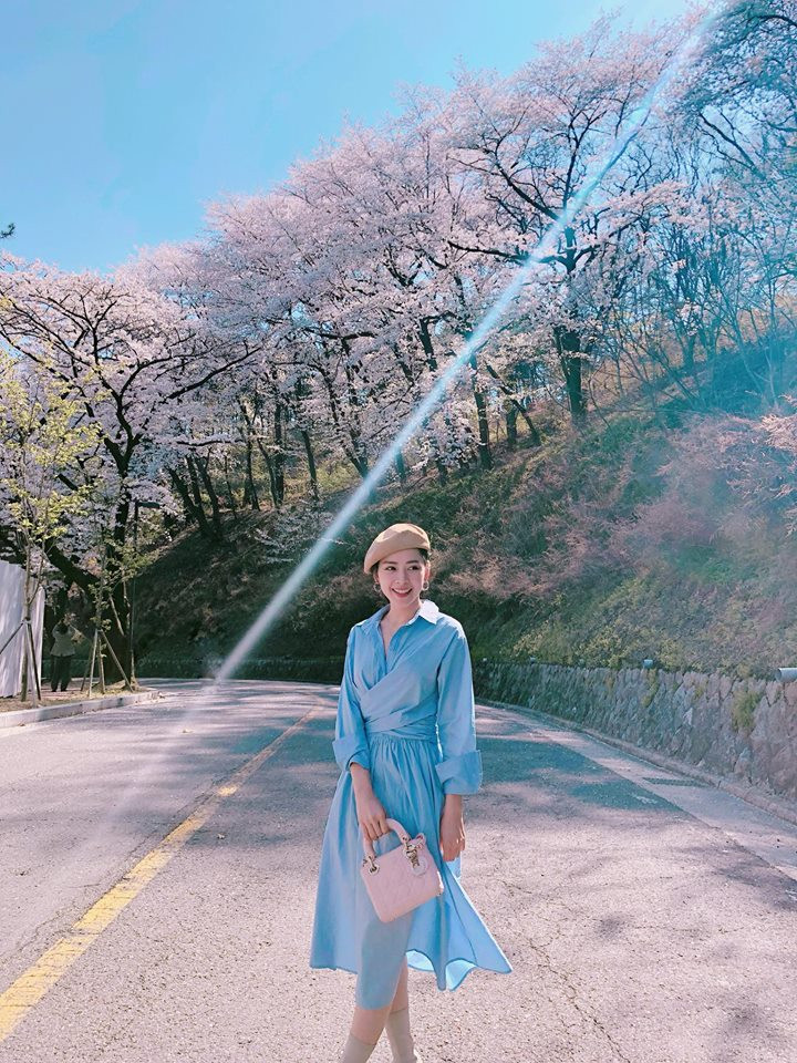 Cô nàng thả dáng với chiếc váy xanh tinh tế.