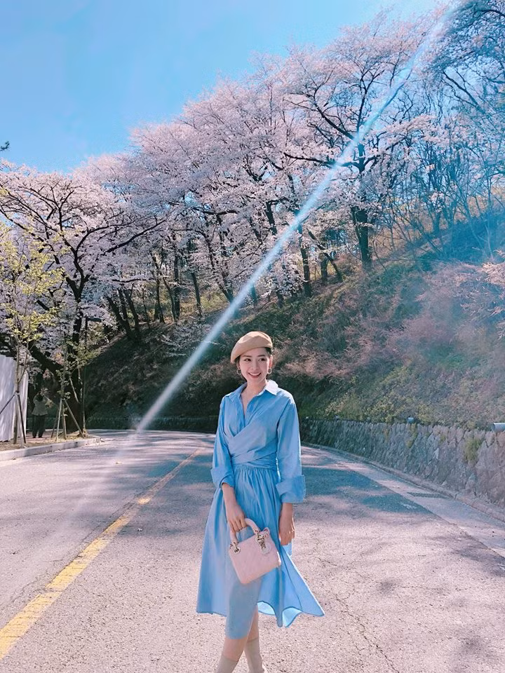 Cô nàng thả dáng với chiếc váy xanh tinh tế.