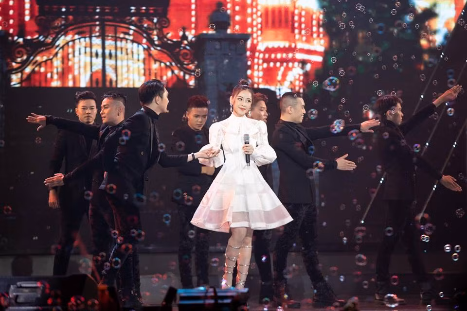 Chi Pu điệu đà trong chiếc đầm xòe màu trắng.