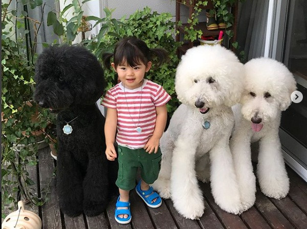 Mame cùng ba "người bạn" thân thiết.