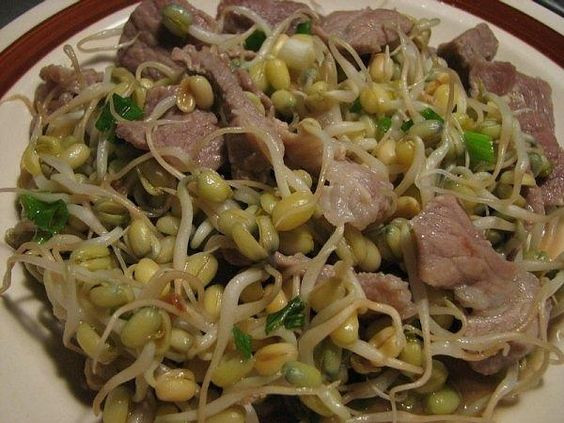 Giá đỗ là loại rau có năng lượng thấp, ít chất béo nên có khả năng hỗ trợ tiêu hóa, lợi tiểu, giảm mỡ, giảm cholesterol “xấu”. Vì vậy, người béo phì nên thường xuyên ăn để giảm mỡ máu, đẩy lùi nguy cơ bị bệnh tim mạch.