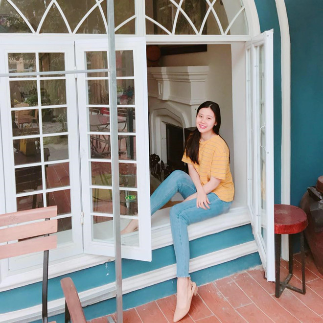 Quỳnh Anh mặc áo phông vàng và quần jean năng động.