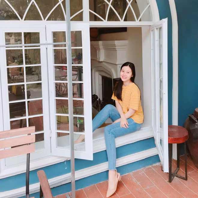 Quỳnh Anh mặc áo phông vàng và quần jean năng động.