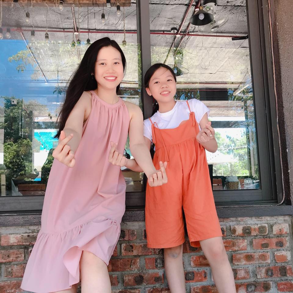 Người đẹp diện váy hồng xuông vô cùng dịu dàng và trẻ trung. Ảnh: FBNV.