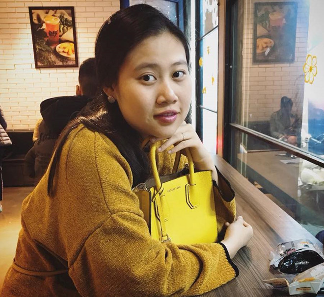 Cô chọn áo vàng phối với túi xách cùng tông sành điệu.