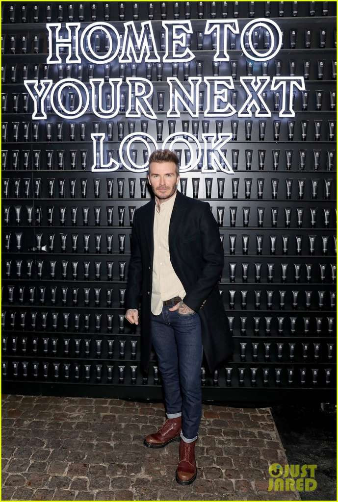 David bảnh bao trong áo sơ mi phối với quần jeans và áo khoác dáng dài lịch lãm. Ảnh: Inernet.