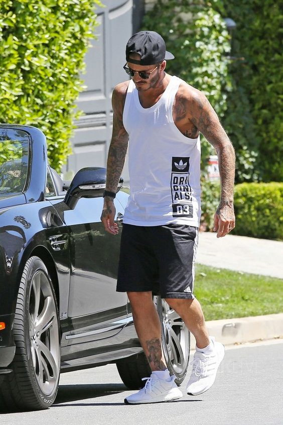 Vốn là một cầu thủ, Beckham chuộng những mẫu áo cộc tay khỏe khoắn, quần short thun và sneaker trẻ trung cho những buổi tập luyện.