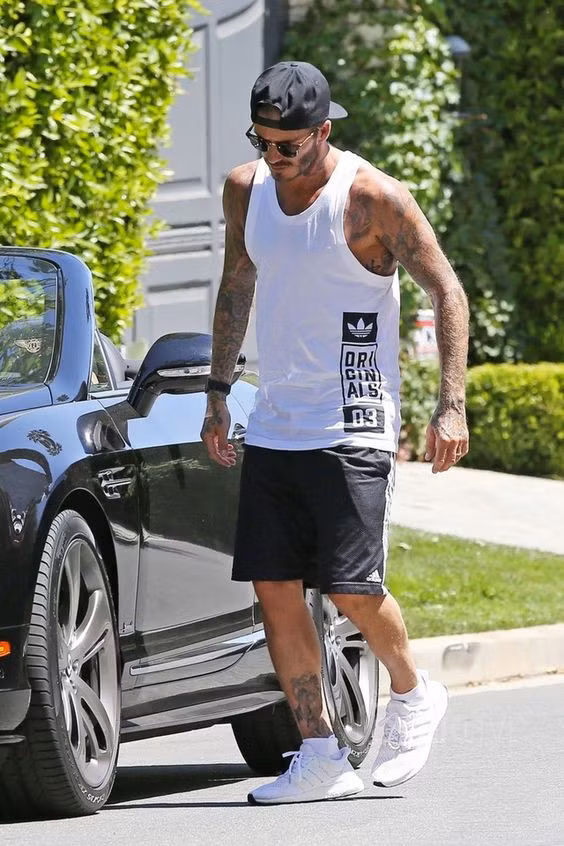 Vốn là một cầu thủ, Beckham chuộng những mẫu áo cộc tay khỏe khoắn, quần short thun và sneaker trẻ trung cho những buổi tập luyện.