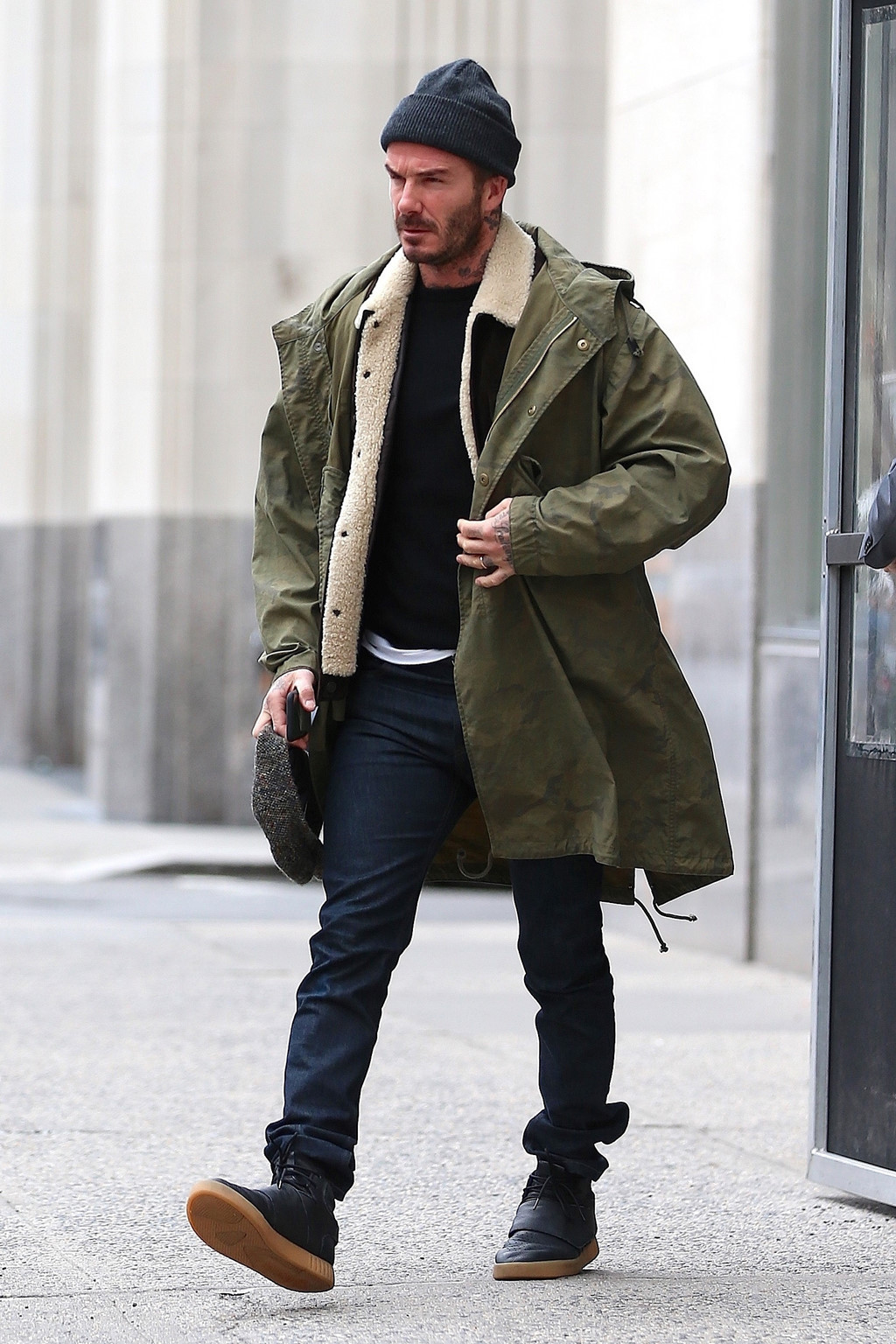 Khác với khi đi sự kiện, thời trang đường phố của David lại rất trẻ trung và năng động.