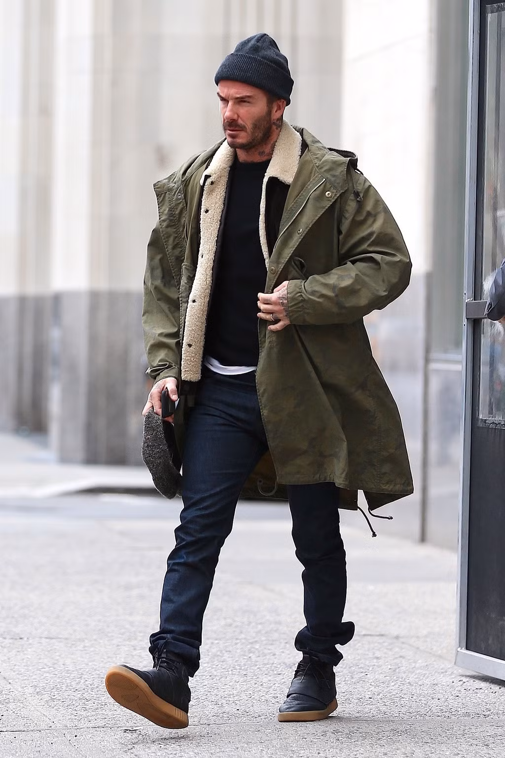 Khác với khi đi sự kiện, thời trang đường phố của David lại rất trẻ trung và năng động.