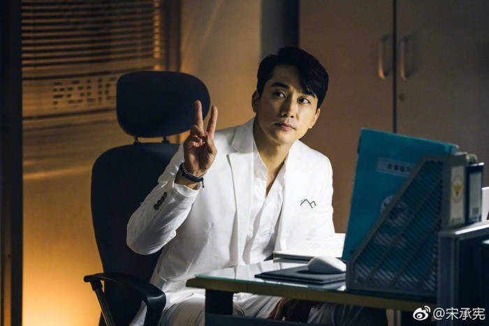 Song Seung Hun bảnh bao trong bộ vest trắng, sơ mi trắng.