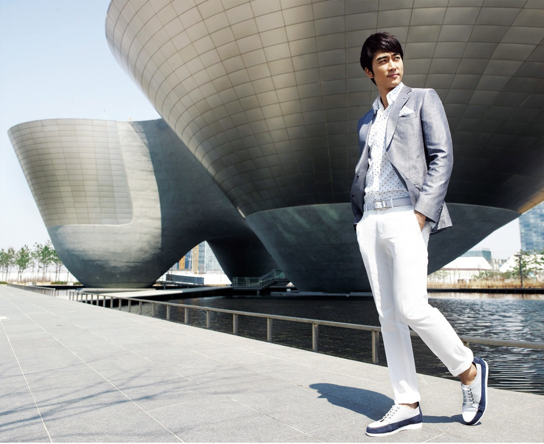 Tài tử Hàn Quốc sở hữu gu thời trang lịch lãm và cuốn hút.
